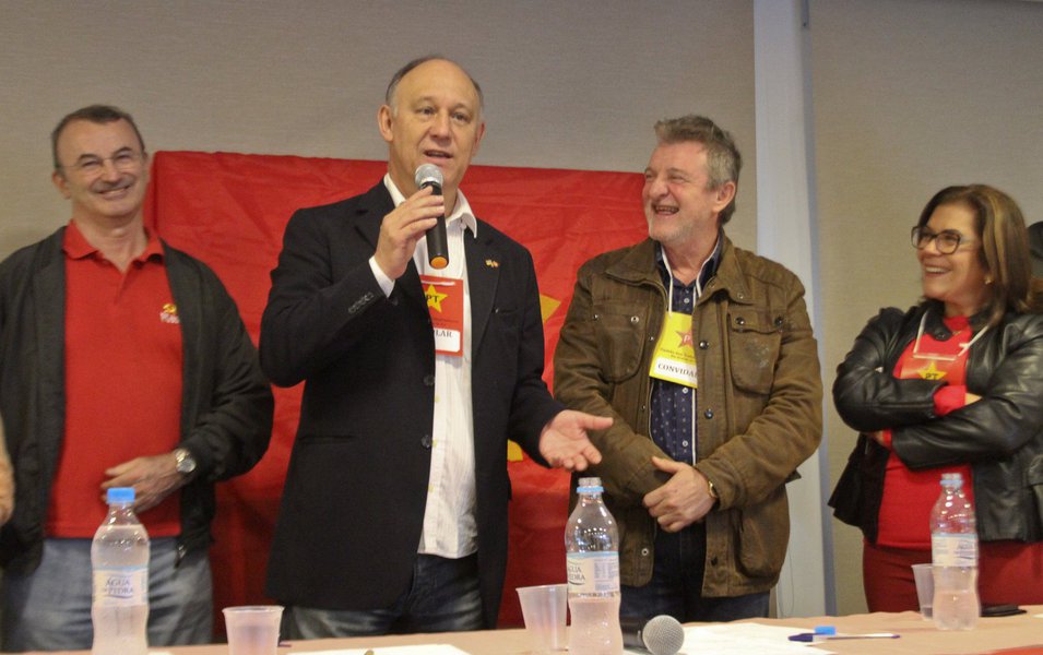 Em discurso de posse como presidente do PT-RS, deputado federal Pepe Vargas afirmou que o pior para o partido já passou, mas disse que luta ainda será dura para o Partido resgatar seu papel e sua imagem; "Vamos ter que atuar de forma a contrapor o discurso de criminalização da política, resistir ao golpe, que continua com a implantação da agenda neoliberal e regressiva e barrar a tentativa da direita, que quer impedir a construção de um projeto democrático popular e interditar a candidatura do companheiro Lula", pontuou; também presente no evento, a deputada Maria do Rosário (RS) afirmou que o PT deve voltar a atuar na luta junto com os movimentos sociais