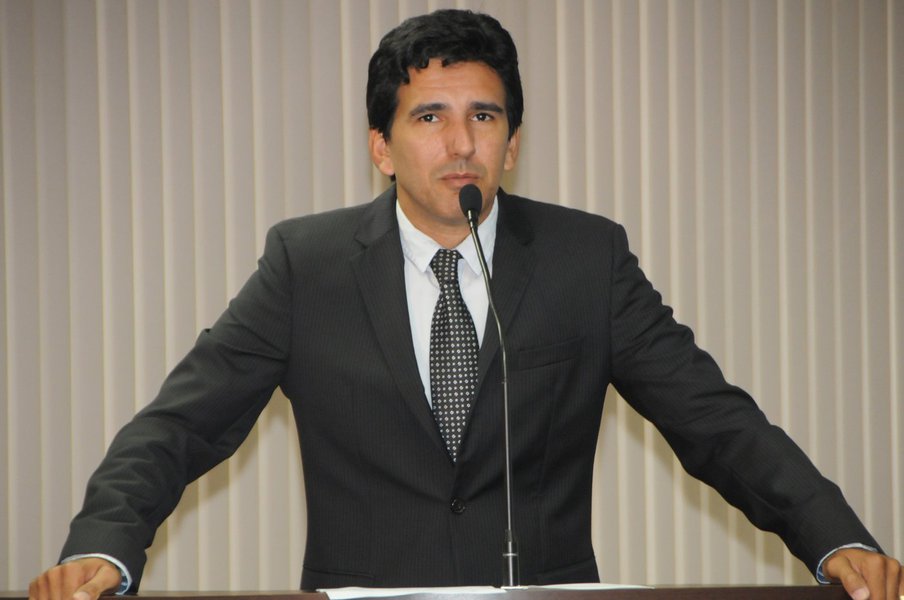 O vereador professor Júnior Geo (PROS) aproveitou a audiência pública de prestação de contas da saúde, para questionar a falta de cumprimento da carga horária dos médicos em centros de saúde; "Em meio a outros compromissos, estes profissionais não têm disponibilidade para cumprir sua jornada de trabalho junto ao município", explicou; de acordo com o parlamentar, "não faz sentido a sociedade pagar essa conta já que fazem o agendamento de suas consultas com médicos que não estão ali para realizá-las. Muitas vezes a parte da população que precisa desses atendimentos não tem tempo e nem meios para se deslocar para essas consultas"