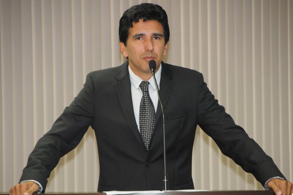 O vereador professor Júnior Geo (PROS) aproveitou a audiência pública de prestação de contas da saúde, para questionar a falta de cumprimento da carga horária dos médicos em centros de saúde; "Em meio a outros compromissos, estes profissionais não têm disponibilidade para cumprir sua jornada de trabalho junto ao município", explicou; de acordo com o parlamentar, "não faz sentido a sociedade pagar essa conta já que fazem o agendamento de suas consultas com médicos que não estão ali para realizá-las. Muitas vezes a parte da população que precisa desses atendimentos não tem tempo e nem meios para se deslocar para essas consultas"