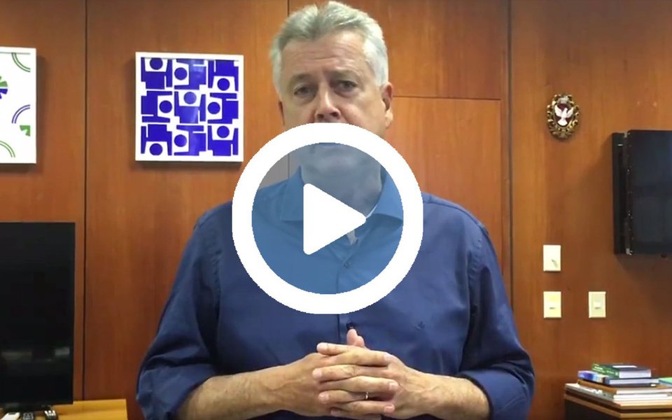 O governo do Distrito Federal, comandado por Rodrigo Rollemberg, entrou com ação direta de inconstitucionalidade no STF para que volte a valer no Distrito Federal o decreto que aplica multa de até R$ 10 mil e outras sanções a práticas discriminatórias por orientação sexual; deputados distritais derrubaram o decreto que regulamentava a lei anti-homofobia na capital em texto de autoria de três parlamentares da bancada evangélica; a justificativa apresentada é a de "proteção da família"; segundo Rollemberg, não se pode "admitir que, em pleno século 21, as pessoas sejam discriminadas e vítimas de violência em razão da sua orientação sexual"