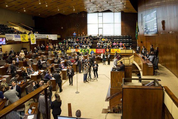 Foi aprovada, em primeiro turno, na Assembleia Legislativa, a proposição que altera o texto do artigo 37 da Constituição do Estado, retirando a possibilidade de servidores contarem o tempo que tenham trabalhado em órgãos municipais ou federais – ou até mesmo no Estado, quando em outros órgãos – para aposentadorias; o projeto faz parte de uma série de medidas de austeridade anunciadas no final do ano passado e que ficaram conhecidas como “pacotão” do governador José Ivo Sartori; é necessário, para promulgação, um segundo turno com interstício de três sessões, e são necessários pelo menos três quintos dos votos do plenário