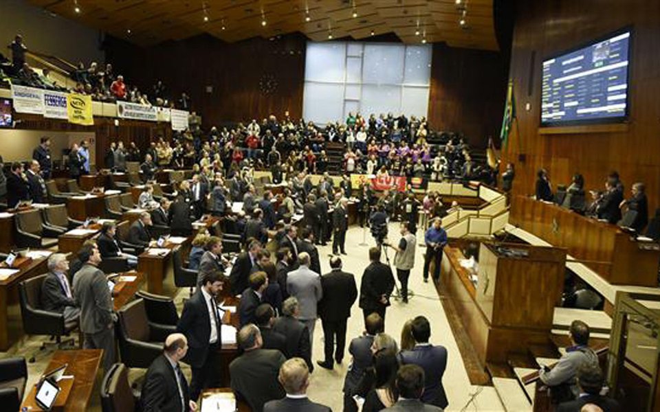 A bancada do governo José Ivo Sartori (PMDB) retirou o quórum na Assembleia Legislativa do Rio Grande do Sul, para evitar a votação da PEC que altera a redação do artigo 37 da Constituição Estadual, substituindo a noção de tempo de serviço pela de tempo de contribuição para efeito de aposentadoria; a votação da mesma PEC já fora interrompida no dia 13 de junho pela mesma razão; sem a garantia de votos para aprová-la, a bancada governista preferiu tirar o quórum da sessão