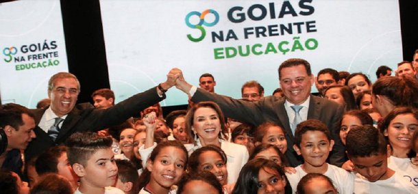Em sessões ordinária e extra realizadas na manhã de quarta-feira (14), a Assembleia Legislativa, aprovou, em primeira de duas votações em plenário, o pacote de benefícios proposto pelo governador Marconi Perillo para professores e servidores técnico-administrativos da Educação Estadual; aprovadas em primeira fase, as matérias votadas reajustam os vencimentos de professores, professores assistentes, professores temporários e agentes administrativos educacionais, em índices que variam de 7,64% a 34%, dependendo da categoria, de acordo com os projetos enviados por Marconi