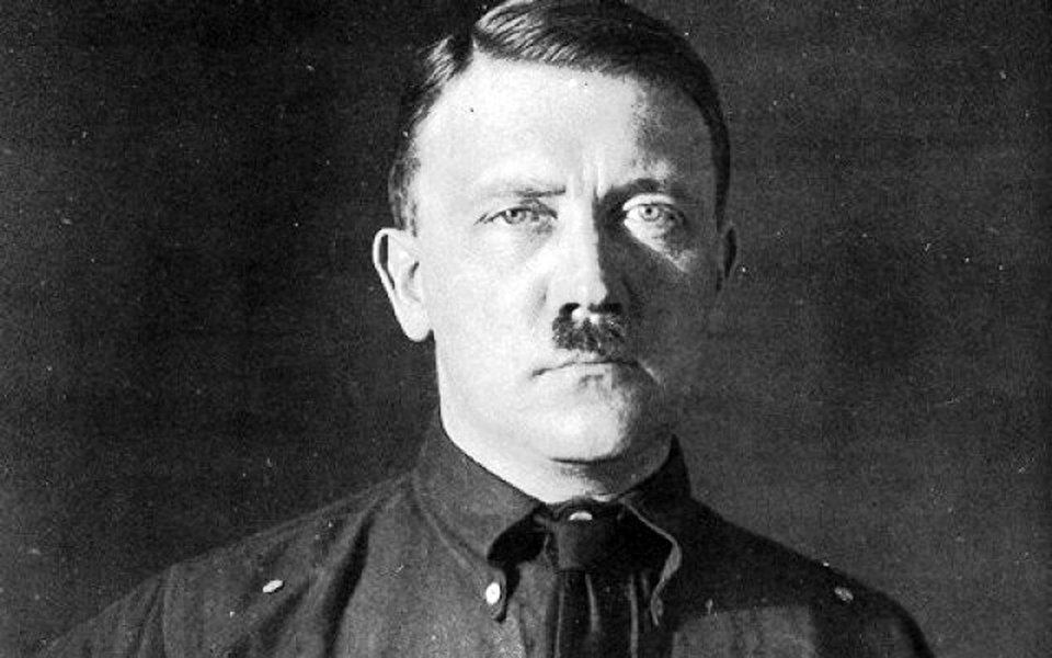 Jornalista e romancista alemão Norman Ohler publicou o livro "High Hitler", em que descreve o uso de drogas pelo líder nazista Adolf Hitler e seus auxiliares e o uso de drogas pelas forças armadas alemãs; segundo Ohler, derivados do ópio foram "cruciais" para o sucesso das primeiras campanhas e das invasões da Polônia e da França; "Faziam os soldados terem menos medo, e precisarem menos de sono", disse o escritor; segundo Ohler, as drogas levavam "os homens dos tanques a não pensar muito sobre o que estavam procurando naquele país estranho, deixando-os fazer seu trabalho –mesmo que a tarefa fosse matar pessoas"