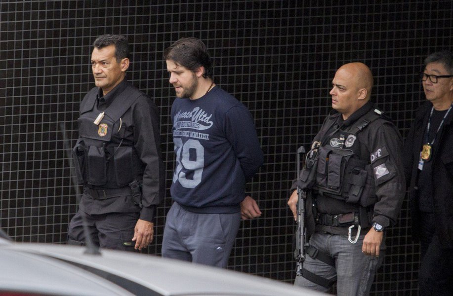 Um dos primeiros presos pela Operação Lava Jato, o ex-deputado federal baiano Luiz Argôlo (SD) teve negado pelo Superior Tribunal de Justiça seu pedido de progressão de pena para o regime semiaberto; decisão é do ministro Felix Fischer, relator da Lava Jato na corte; o magistrado afirmou que a concessão de liminar à defesa do ex-parlamentar seria "prematura", e que a "progressão do regime está condicionada à reparação do dano" por parte do apenado; a defesa de Argôlo havia requerido a migração para o regime semiaberto "sem a exigência de reparação de dano", enquanto não houvesse trânsito julgado da ação