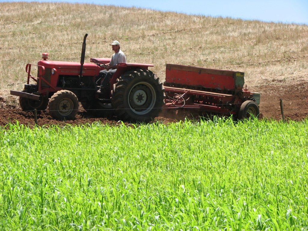 Agricultores do Nordeste com empréstimos para atividades rurais contratados entre 1º de janeiro de 2012 e 31 de dezembro de 2016 poderão renegociar seus débitos; de acordo com o Ministério da Integração Nacional, o objetivo da medida é minimizar os impactos na produção e renda de agricultores em regiões atingidas pela seca; os interessados têm até 29 de dezembro deste ano para manifestar a intenção de renegociar seus débitos; para isso, devem procurar a agência bancária onde o empréstimo foi contratado