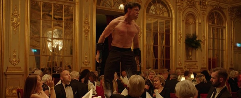 "The Square", um filme sueco sobre o curador de um museu cheio de arte conceitual grotescamente pretensiosa. foi premiado com a Palma de Ouro no Festival de Cannes neste domingo; críticos saudaram o filme pelo escritor-diretor Ruben Ostlund que se alterna entre a comédia e o suspense com momentos de puro surrealismo; o destaque do filme é um jantar para patronos do museu, com um artista de performance pulando de mesa em mesa representando um macaco em uma cena bizarra, tensa e, finalmente, violenta