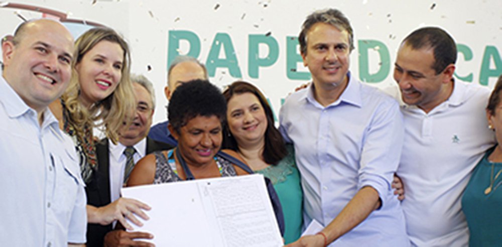 O governo do Ceará entregou os títulos de propriedade de imóveis construídos entre 1992 e 1998 no Conjunto Curió, através do Programa Papel da Casa, beneficiando 600 famílias do bairro, primeiro em regime de mutirão no Estado; o Executivo espera regularizar todas as escrituras na capital até o final de 2017; "Temos feito um esforço muito grande para regularizar todos os conjuntos habitacionais da Cohab. O do Curió é um dos mais antigos construídos em regime de mutirão em Fortaleza, são mais de 1.500 residências. Isso significa cidadania, reconhecer os direitos, segurança para as famílias", disse o governador Camilo Santana (PT)