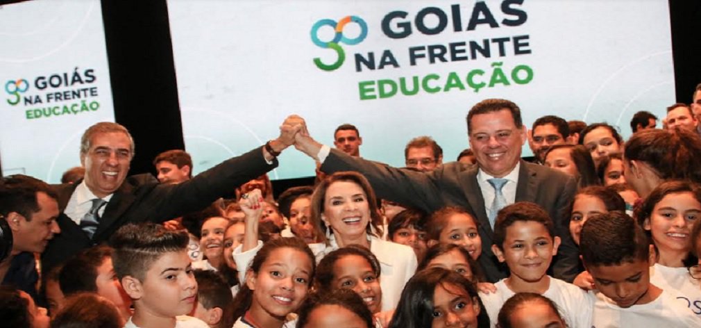 Em sessões ordinária e extra realizadas na manhã de quarta-feira (14), a Assembleia Legislativa, aprovou, em primeira de duas votações em plenário, o pacote de benefícios proposto pelo governador Marconi Perillo para professores e servidores técnico-administrativos da Educação Estadual; aprovadas em primeira fase, as matérias votadas reajustam os vencimentos de professores, professores assistentes, professores temporários e agentes administrativos educacionais, em índices que variam de 7,64% a 34%, dependendo da categoria, de acordo com os projetos enviados por Marconi