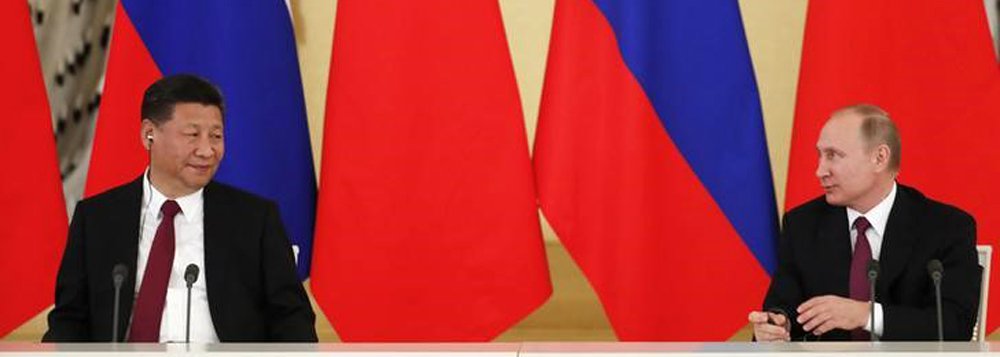 Presidente russo, Vladimir Putin, e presidente da China, Xi Jinping, durante encontro em Moscou. 04/07/2017 REUTERS/Sergei Ilnitsky