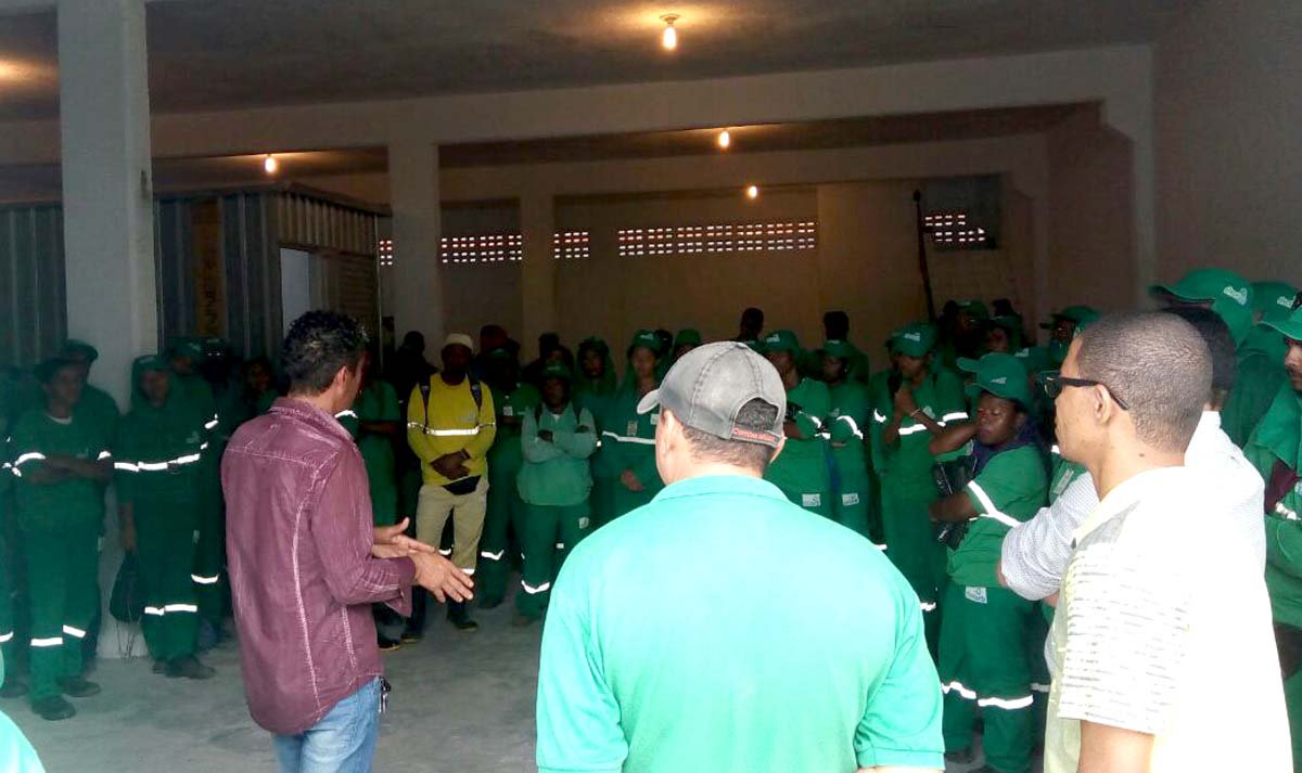 Os trabalhadores de limpeza urbana de Salvador e do interior do estado, ligados ao Sindicato dos Trabalhadores em Limpeza da Bahia (Sindilimp-BA), cobram negociação das empresas terceirizadas em relação ao reajuste salarial e ameaçam parar as atividades; de acordo com a coordenadora geral do Sindilimp, Ana Angélica Rabello, já houve um pedido de mediação para essa demanda ao Ministério Público do Trabalho e os profissionais seguem com manifestações; "É preciso retomar as negociações. Os trabalhadores lutam por seus direitos e vão para as ruas na sexta contra o governo golpista e contra a prepotência dos patrões das empresas terceirizadas", diz Ana Angélica