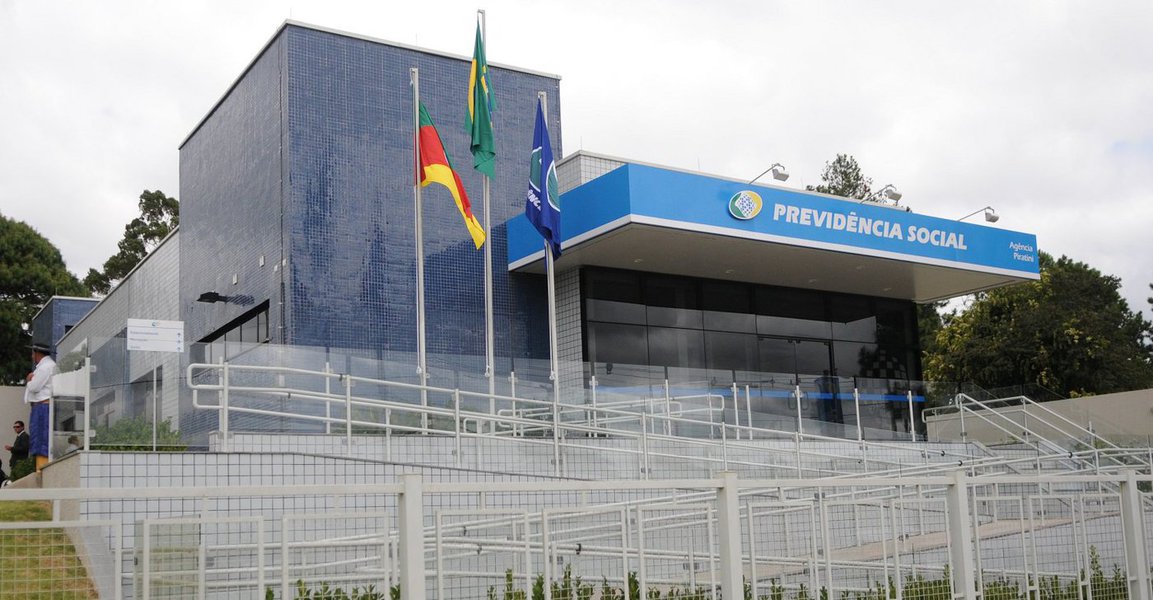 Levantamento do Ministério do Desenvolvimento Social (MDS) aponta o cancelamento de 3.205 auxílios-doença, gerando uma economia aos cofres públicos na ordem de R$ 40 milhões ao ano em Alagoas; de acordo com INSS no Estado, foram enviadas 9.026 cartas convocando os beneficiários para a revisão, o que resultou na realização de 3.547 perícias, das quais 2.727 foram suspensas - o que equivale a 77% dos procedimentos realizados; em todo o País foram realizadas 200 mil perícias, o que levou o governo cancelar 180 mil auxílios-doença 