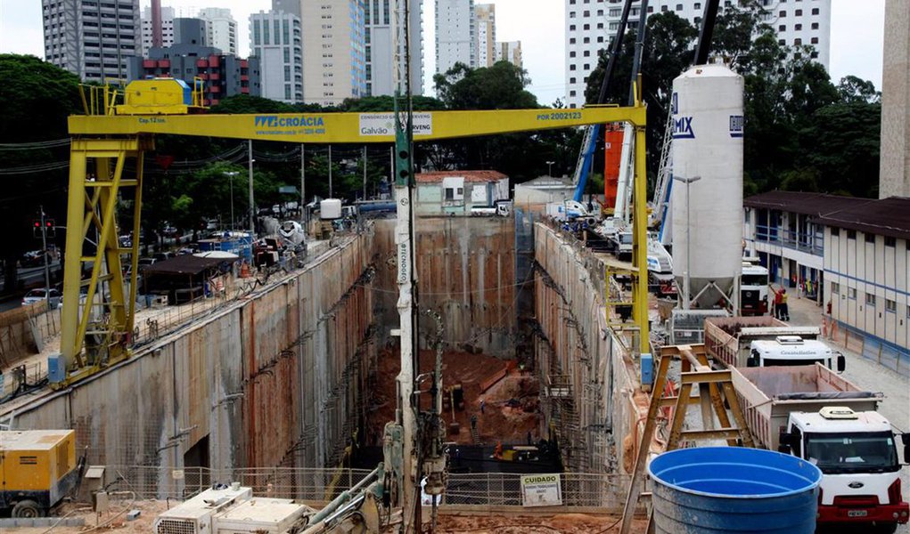 Em proposta de acordo judicial, a empreiteira Camargo Corrêa reconheceu que houve superfaturamento e cartel em dois lotes da linha 5-lilás do Metrô de São Paulo, cujos contratos somam R$ 3,5 bilhões em valores atualizados; a obra foi dividida por cinco grandes empreiteiras (Odebrecht, Andrade Gutierrez, Camargo Corrêa, OAS e Queiroz Galvão, chamadas de G5), que escolheram os lotes mais caros da licitação