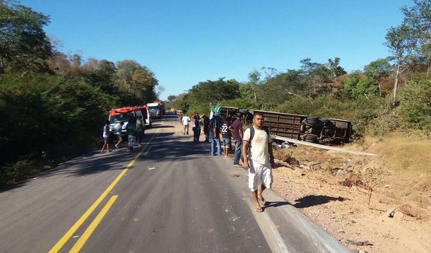 Quatro dos 10 mortos no acidente com um ônibus de turismo na BR-135, no Sul do Piauí, foram identificados e encaminhados na manhã deste domingo (18) para o Instituto Médico Legal (IML) de Teresina; dos 18 turistas que ficaram feridos, 15 estão estáveis e não correm risco de vida; veículo vinha da cidade de Boa Viagem (CE) com destino à São Paulo 