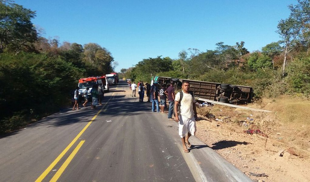 Quatro dos 10 mortos no acidente com um ônibus de turismo na BR-135, no Sul do Piauí, foram identificados e encaminhados na manhã deste domingo (18) para o Instituto Médico Legal (IML) de Teresina; dos 18 turistas que ficaram feridos, 15 estão estáveis e não correm risco de vida; veículo vinha da cidade de Boa Viagem (CE) com destino à São Paulo 