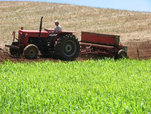 Agricultores do Nordeste com empréstimos para atividades rurais contratados entre 1º de janeiro de 2012 e 31 de dezembro de 2016 poderão renegociar seus débitos; de acordo com o Ministério da Integração Nacional, o objetivo da medida é minimizar os impactos na produção e renda de agricultores em regiões atingidas pela seca; os interessados têm até 29 de dezembro deste ano para manifestar a intenção de renegociar seus débitos; para isso, devem procurar a agência bancária onde o empréstimo foi contratado