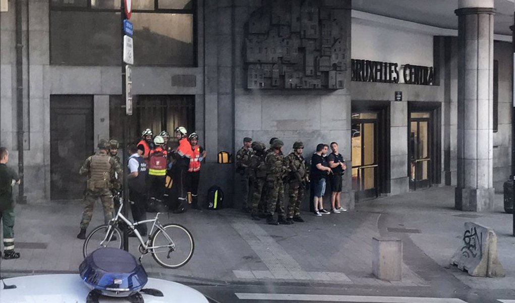 Tropas belgas atiraram em um suspeito de ser terrorista suicida na estação central de Bruxelas nesta terça-feira (20), disseram autoridades locai acrescentando que não houve outras vítimas e que a situação estava sob controle depois que as pessoas foram evacuadas; correspondente da Reuters no local disse que ocorreu uma pequena explosão e que a região foi evacuada, com a polícia fazendo um cordão e alguns espectadores observando calmamente as forças de segurança trabalhando
