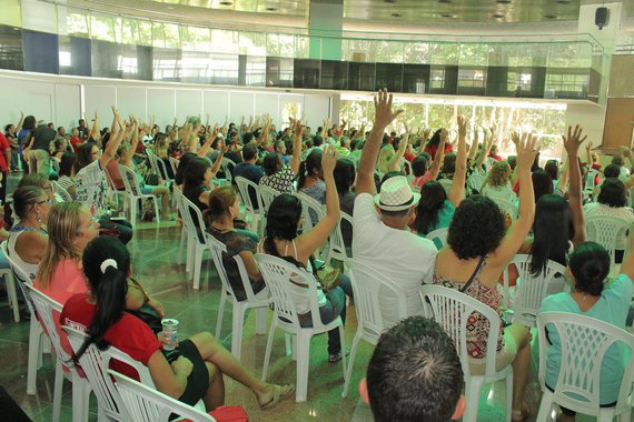 A Prefeitura de Maceió anunciou que cortará os pontos dos servidores da Educação que aderirem à greve da categoria, julgada ilegal pelo Tribunal de Justiça de Alagoas (TJAL); Procuradoria Geral do Município (PGM) vai solicitar ao Judiciário a execução da multa de R$ 3 mil por dia contra o Sindicato dos Trabalhadores em Educação de Alagoas (Sinteal), em razão do descumprimento da decisão judicial