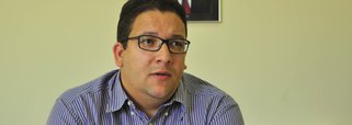 O secretario estadual de Administração (Secad), Geferson Barros, não confirmou nem desmentiu a informação publicada na coluna Antena Ligada, do Jornal do Tocantins, de que o governo estadual pretende conceder a data-base de 2017 apenas no próximo ano em consequência da programação de pagamentos dos retroativos da revisão de 2016, que termina em setembro. “Ainda estamos discutindo internamente e com sindicatos. Não está definido”, afirmou 