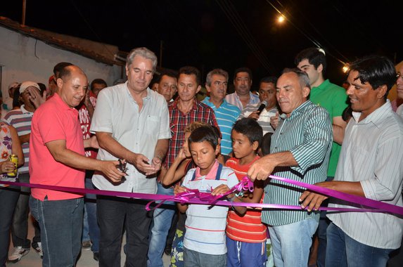 O Ministério Público Federal em Alagoas (MPF-AL) denunciou o ex-prefeito do município de Canapi, Celso Luiz Tenório Brandão, o ex-vice-prefeito Genaldo Soares Vieira e outras pessoas pelo desvio de R$ 15 milhões em recursos públicos; eles são acusados pelos crimes de lavagem de dinheiro, desvio de verbas públicas federais e organização criminosa; os recursos eram transferidos das contas do Fundef/Fundeb para outras contas do município ou diretamente para as de “laranjas”