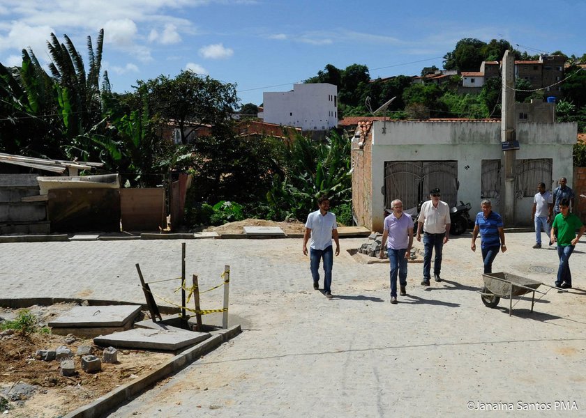 O prefeito Edvaldo Nogueira realizou uma série de visitas a obras que estão sendo realizadas pela administração municipal; o chefe do executivo percorreu os bairros 17 de Março, Coroa do Meio, Japãozinho e Getúlio Vargas, além dos loteamentos Petrópolis e Rosa do Sol e o conjunto Dom Pedro I; “É desta forma que eu sempre trabalhei, ouvindo a comunidade, visitando as obras, indo in loco ver os problemas que a população sente e apresentar formas de resolvê-los, verificando a avaliação da comunidade e discutindo maneiras de melhorar a vida das pessoas”, afirmou 