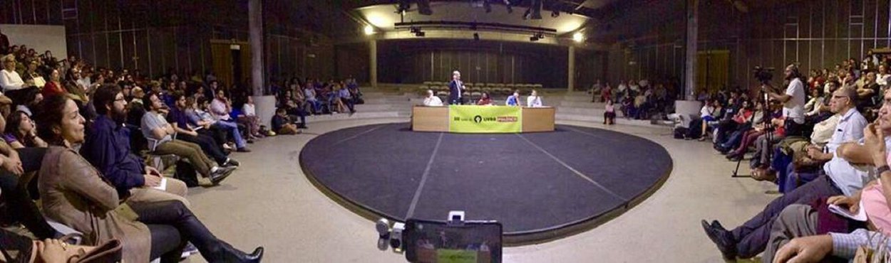 O ex-ministro e presidenciável do PDT, Ciro Gomes participou ontem de um debate promovido pela revisa Carta Capital. Em sua fala Ciro avaliou que só com o povo nas ruas talvez haja "um milagre"para resolver a crise política brasileira. "Eu advogo que nesse momento tem que radicalizar nos protestos. Nesse momento nós temos que esquentar os protestos. Esse papo de protesto pacífico não vai resolver o nosso problema. Eu não estou defendendo violência, mas quem escolhe a arma é o antagônico. No dia 30 todo mundo tem ir lá e botar 100 milhões de pessoas nas ruas"