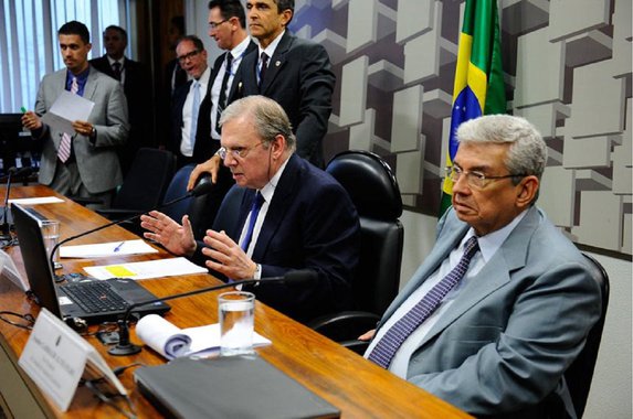 Após a tumultuada sessão da semana passada, o senador Tasso Jereissati (PSDB-CE) que preside a Comissão de Assuntos Econômicos (CAE), quer colocar em votação, na sessão de hoje (30), o projeto da reforma trabalhista. Tasso considera que o parecer elaborado pelo relator, senador Ricardo Ferraço (PSDB-ES), foi dado como lido na última sessão. Os senadores da oposição argumentam que o relatório não foi lido e que, por isso, a votação não pode acontecer. Na última sessão, após a confusão motivada pela tentativa de se evitar a leitura do voto do relator, Tasso deu como lido o relatório e concedeu vista coletiva do projeto, abrindo caminho para a votação na reunião desta terça-feira