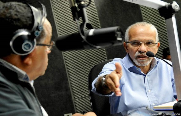 O prefeito Edvaldo Nogueira anunciou, nesta segunda-feira (5), em entrevista à rádio Fan FM, que planeja retomar 20 obras que se encontram paralisadas em Aracaju; ele informou que, na reunião com a direção da Caixa, na semana passada, em Brasília, ficou assegurada a liberação de R$ 50 milhões que servirão de contrapartida para que a prefeitura dê início à execução dos projetos; previsão é que as obras sejam iniciadas no segundo semestre; “A viagem que realizei na semana passada para Brasília foi muito produtiva. O presidente da Caixa, Gilberto Occhi, assegurou que serão liberados, o mais rápido possível, R$ 50 milhões do programa de financiamento de contrapartidas do PAC para Aracaju"