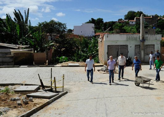 O prefeito Edvaldo Nogueira realizou uma série de visitas a obras que estão sendo realizadas pela administração municipal; o chefe do executivo percorreu os bairros 17 de Março, Coroa do Meio, Japãozinho e Getúlio Vargas, além dos loteamentos Petrópolis e Rosa do Sol e o conjunto Dom Pedro I; “É desta forma que eu sempre trabalhei, ouvindo a comunidade, visitando as obras, indo in loco ver os problemas que a população sente e apresentar formas de resolvê-los, verificando a avaliação da comunidade e discutindo maneiras de melhorar a vida das pessoas”, afirmou 