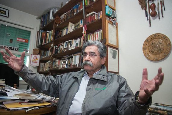Em entrevista ao portal Sul 21, o ex-governador falou sobre sua decisão de não concorrer a nenhum cargo, sobre a conjuntura nacional e estadual, o sentido da experiência do governo que encabeçou no Rio Grande do Sul e, principalmente, sobre aqueles que considera ser os principais desafios da esquerda hoje: não se deixar consumir pelo eleitoralismo, retomar o trabalho de base e de formação e promover um amplo debate sobre o funcionamento da sociedade e do Estado brasileiro; crítico de longa hora dos erros e desvios do PT, ele, porém, não abraça a política da terra arrasada ou do desânimo. Pelo contrário, cita versos de Carlos Drummond de Andrade e de Mário Quintana para falar da importância de se permanecer juntos em meio às agruras do presente, perder as ilusões, mas não perder a esperança
