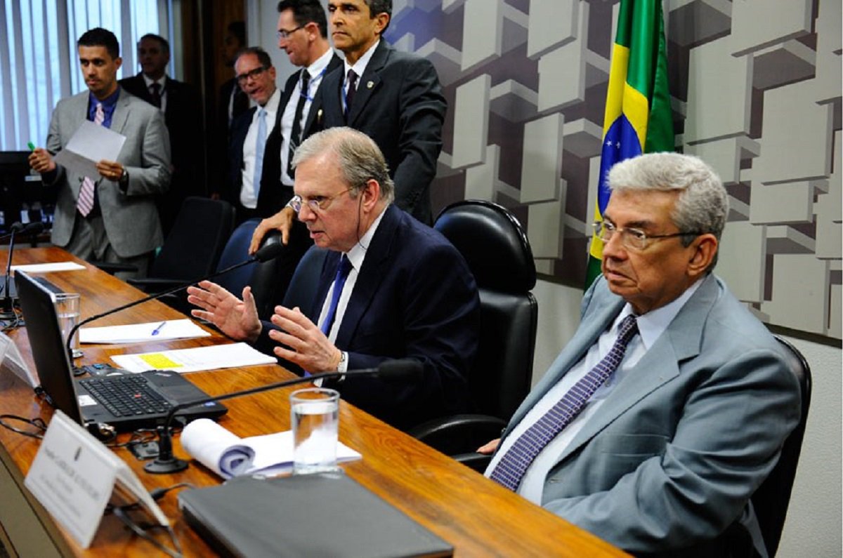 Após a tumultuada sessão da semana passada, o senador Tasso Jereissati (PSDB-CE) que preside a Comissão de Assuntos Econômicos (CAE), quer colocar em votação, na sessão de hoje (30), o projeto da reforma trabalhista. Tasso considera que o parecer elaborado pelo relator, senador Ricardo Ferraço (PSDB-ES), foi dado como lido na última sessão. Os senadores da oposição argumentam que o relatório não foi lido e que, por isso, a votação não pode acontecer. Na última sessão, após a confusão motivada pela tentativa de se evitar a leitura do voto do relator, Tasso deu como lido o relatório e concedeu vista coletiva do projeto, abrindo caminho para a votação na reunião desta terça-feira