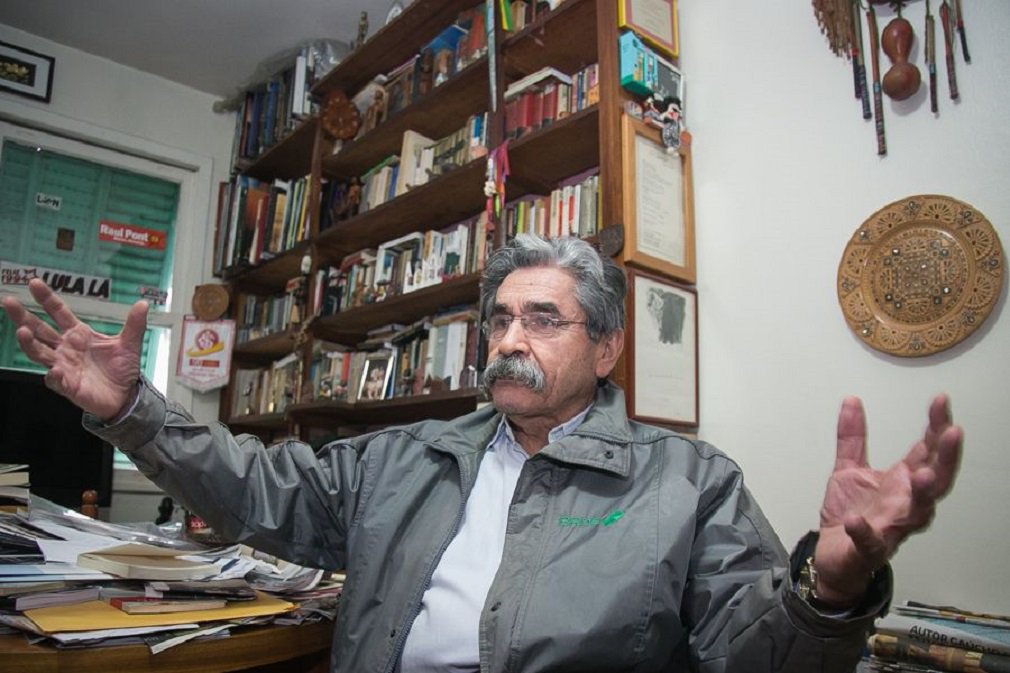 Em entrevista ao portal Sul 21, o ex-governador falou sobre sua decisão de não concorrer a nenhum cargo, sobre a conjuntura nacional e estadual, o sentido da experiência do governo que encabeçou no Rio Grande do Sul e, principalmente, sobre aqueles que considera ser os principais desafios da esquerda hoje: não se deixar consumir pelo eleitoralismo, retomar o trabalho de base e de formação e promover um amplo debate sobre o funcionamento da sociedade e do Estado brasileiro; crítico de longa hora dos erros e desvios do PT, ele, porém, não abraça a política da terra arrasada ou do desânimo. Pelo contrário, cita versos de Carlos Drummond de Andrade e de Mário Quintana para falar da importância de se permanecer juntos em meio às agruras do presente, perder as ilusões, mas não perder a esperança