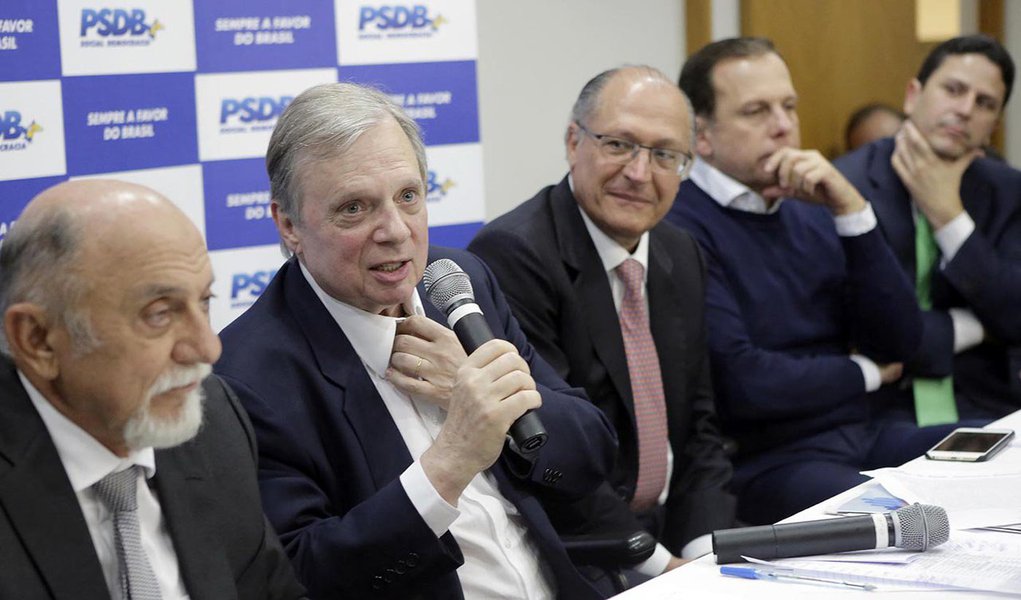 "Há coisa mais indecorosa que a reunião do tucanato, hoje, para decidir que abandonará o governo Michel Temer amanhã, depois de aprovada a reforma trabalhista?", questiona o jornalista Fernando Brito, do Tijolaço, que define o encontro dos tucanos como uma "das coisas mais imorais da política brasileira"; "Há um cheiro de traição mútua nas votações do Congresso", diz ele