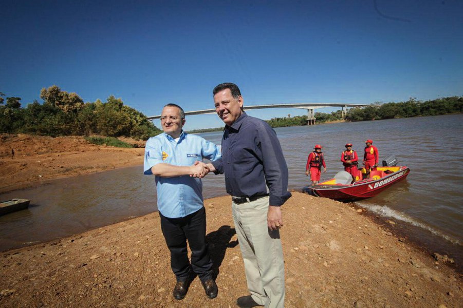 Acompanhado pelo governador do Mato Grosso, Pedro Taques, o governador de Goiás, Marconi Perillo, cruzou a divisa entre os territórios goiano e matogrossense neste sábado para realizar um sonho em comum: a entrega da Ponte do Cocalinho, construída sobre o paradisíaco Rio Araguaia; acompanhado de uma multidão, Marconi inaugurou a ponte, a mais extensa (577 metros) e de maior vão livre do Estado (130 metros no ponto mais alto), e liberou o tráfego de veículos sobre a estrutura, marco de integração do Brasil Central