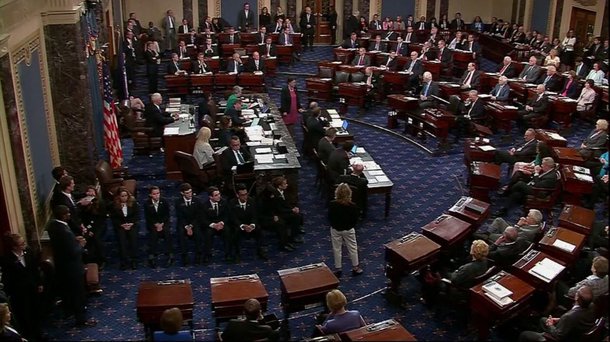 Senado dos Estados Unidos rejeitou nesta quarta-feira, 26, por 45 votos a favor e 55 contra, um projeto para revogar a lei de saúde criada pelo ex-presidente Barack Obama, conhecida como Obamacare, que previa uma margem de dois anos para elaborar uma alternativa para o sistema atualmente em vigor no país; segundo cálculos do Escritório de Orçamento do Congresso, a proposta rejeitada hoje faria com que 32 milhões de pessoas perdessem seus planos de saúde em dez anos