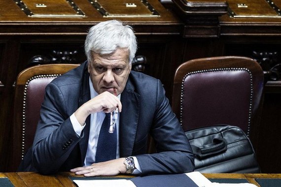 As diferenças entre os Estados Unidos e outras economias importantes sobre as mudanças climáticas permanecem amplas e não devem diminuir, disseram neste domingo os ministros do Meio Ambiente do G7; o grupo de sete ministros do Meio Ambiente e outras autoridades estão se reunindo em Bolonha neste domingo e na segunda-feira para discutir questões variando desde mudanças climáticas até o desenvolvimento sustentável e lixo nos oceanos; "As posições sobre o Acordo de Paris estão muito distantes... e permanecerão assim", disse o Ministro do Meio Ambiente da Itália, Luca Galletti (foto)