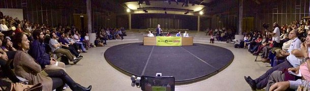 O ex-ministro e presidenciável do PDT, Ciro Gomes participou ontem de um debate promovido pela revisa Carta Capital. Em sua fala Ciro avaliou que só com o povo nas ruas talvez haja "um milagre"para resolver a crise política brasileira. "Eu advogo que nesse momento tem que radicalizar nos protestos. Nesse momento nós temos que esquentar os protestos. Esse papo de protesto pacífico não vai resolver o nosso problema. Eu não estou defendendo violência, mas quem escolhe a arma é o antagônico. No dia 30 todo mundo tem ir lá e botar 100 milhões de pessoas nas ruas"