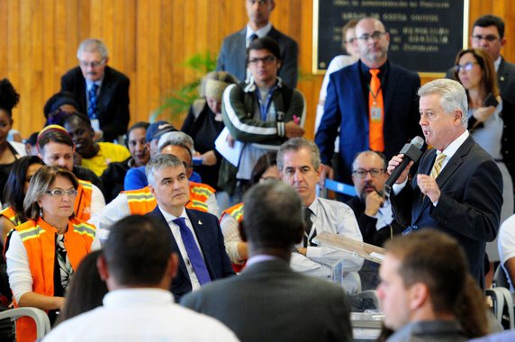 O governador do Distrito Federal, Rodrigo Rollemberg, sancionou a lei que cria o programa de compensação financeira temporária aos catadores de material reciclável que trabalham no Lixão do Estrutural, que será desativado; cada família receberá R$ 360,75 por até seis meses; de acordo o executivo, a bolsa é uma forma de compensar os catadores até a instalação de centros de triagem de resíduos