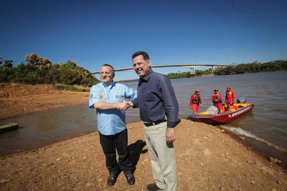 Acompanhado pelo governador do Mato Grosso, Pedro Taques, o governador de Goiás, Marconi Perillo, cruzou a divisa entre os territórios goiano e matogrossense neste sábado para realizar um sonho em comum: a entrega da Ponte do Cocalinho, construída sobre o paradisíaco Rio Araguaia; acompanhado de uma multidão, Marconi inaugurou a ponte, a mais extensa (577 metros) e de maior vão livre do Estado (130 metros no ponto mais alto), e liberou o tráfego de veículos sobre a estrutura, marco de integração do Brasil Central