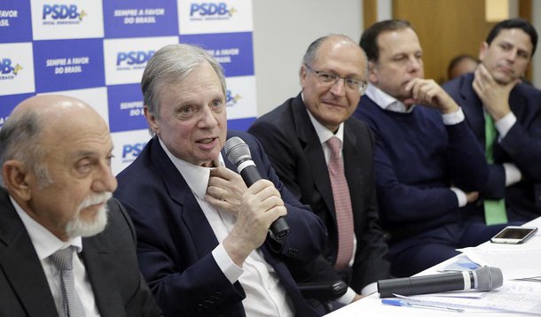 "Há coisa mais indecorosa que a reunião do tucanato, hoje, para decidir que abandonará o governo Michel Temer amanhã, depois de aprovada a reforma trabalhista?", questiona o jornalista Fernando Brito, do Tijolaço, que define o encontro dos tucanos como uma "das coisas mais imorais da política brasileira"; "Há um cheiro de traição mútua nas votações do Congresso", diz ele