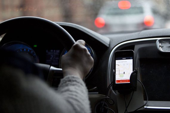 Moradores de 16 bairros de periferia de Salvador terão a partir desta terça-feira desconto de 15% no valor das viagens por meio do aplicativo Uber; novidade foi anunciada como parte de um plano da empresa para se tornar uma opção de mobilidade melhor em três regiões metropolitanas nordestinas (além de Salvador, a medida também vale para Recife-PE e Fortaleza-CE); em Salvador, serão contemplados: Periperi, Plataforma, Escada, Itacaranha, Periperi, Coutos, Paripe, Jardim Cajazeiras, São Rafael, Dom Avelar, Cajazeiras, Valéria, Palestina, Nova Esperança, Cassange, Areia Branca