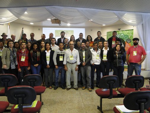 O governo de Minas Gerais, e a Secretaria Especial de Agricultura Familiar e Desenvolvimento Agrário do Governo Federal realizaram, em Diamantina, no Território Alto Jequitinhonha, a primeira capacitação do Garantia Safra 2017-2018, com o objetivo de orientar coordenadores e técnicos locais da Emater-MG, representantes de prefeituras e dos Conselhos Municipais de Desenvolvimento Rural Sustentável (CMDRS), sobre o funcionamento do programa na safra 2017/2018; o programa federal é um seguro pago a agricultores familiares com perdas de mais de 50% da safra por causa da seca