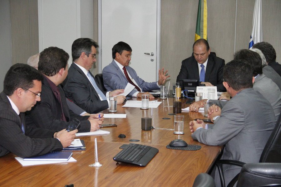 O governador Wellington Dias participou,  em Brasília, de audiência com o ministro da Saúde, Ricardo Barros, para apresentar projetos relevantes para a estruturação e melhoramento dos serviços de saúde no estado do Piauí e verificar o andamento de projetos já aprovados; foram liberados R$ 3 milhões para o Hospital Dirceu Arcoverde, em Parnaíba, e garantida a habilitação dos 10 leitos de UTI do Hospital Regional Chagas Rodrigues, em Piripiri