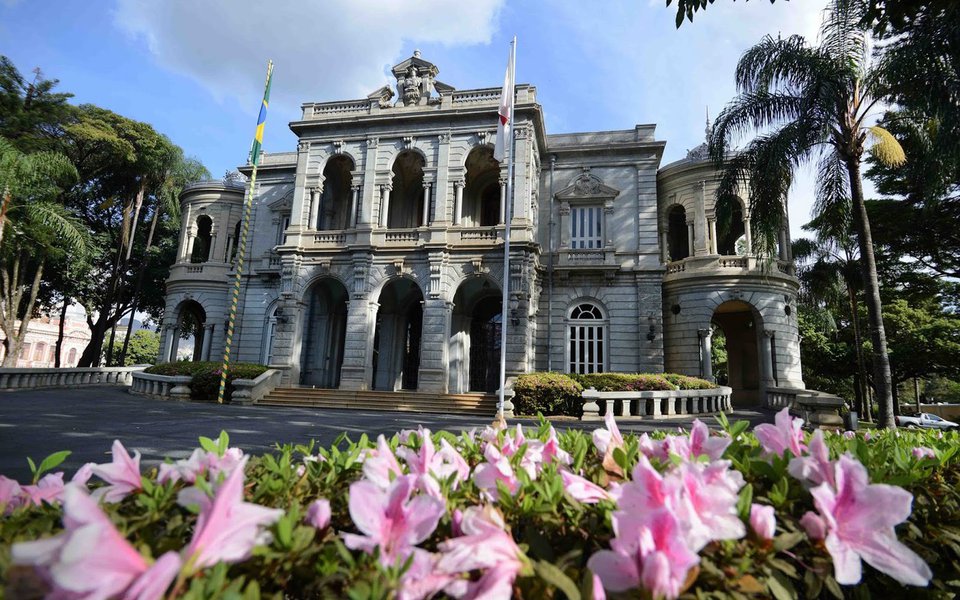 O Programa de Aprimoramento da Rede Socioassistencial do Sistema Único de Assistência Social (Suas) ­­– Rede Cuidar - agora é lei; o governo de Minas Gerais oficializou, no Diário Oficial, a publicação da Lei 22.597/2017; segundo o executivo, o Rede Cuidar institui no estado os mecanismos de incentivo financeiro, assessoramento técnico e qualificação continuados para aprimorar os serviços, programas, projetos e benefícios de assistência social, ofertados pela rede Suas