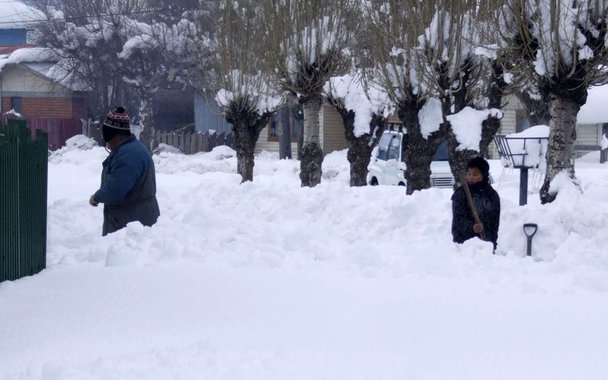 Cerca de 300 brasileiros permanecem presos nesta terça-feira (18) na Argentina devido à nevasca em Bariloche; por outro lado, um número indefinido não consegue chegar à cidade; quem consegue deixar a estação de esqui enfrenta outro calvário para sair de Buenos Aires, já que muitos perderam o voo de conexão para o Brasil