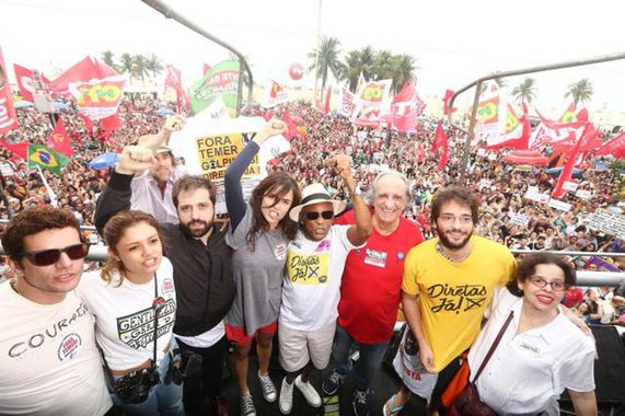 Após 48 horas do ato amplo pelas Diretas Já, rente às areias da Praia de Copacabana no último domingo (28), o Senado aprovou na CCJ a proposta de emenda constitucional que institui as diretas para presidente ainda em 2017. Isso revela que as ruas ditarão o futuro de nosso país