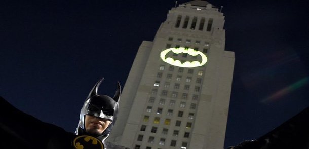 Prefeitura de Los Angeles homenageia o mais famoso intérprete do Batman; cidade norte-americana emite "bat-sinal" para relembrar Adam West, falecido na sexta-feira (9), aos 88 anos