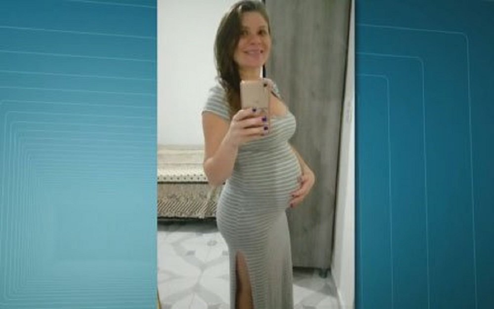 A gestante Claudineia dos Santos Melo, de 29 anos, teve que ser submetida a uma cesariana de emergência na noite desta sexta-feira (30) depois que um tiro atingiu sua região pélvica e feriu o bebê que esperava há 39 semanas; Claudineia chegou lúcida ao hospital e, segundo a Secretaria Municipal de Saúde de Duque de Caxias, contou que foi atingida pelo disparo ao ir ao mercado e ser surpreendida por um tiroteio na localidade conhecida como Vila Leal, no centro do município