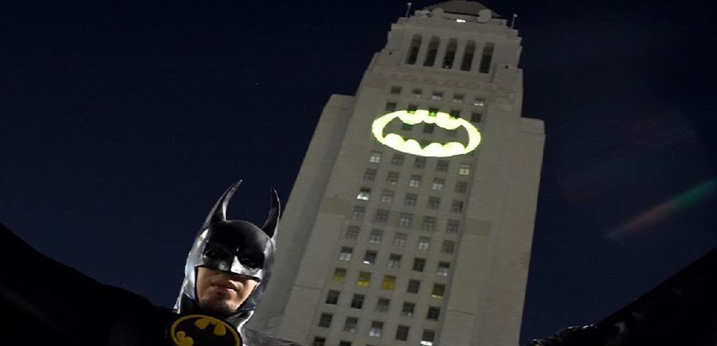Prefeitura de Los Angeles homenageia o mais famoso intérprete do Batman; cidade norte-americana emite "bat-sinal" para relembrar Adam West, falecido na sexta-feira (9), aos 88 anos