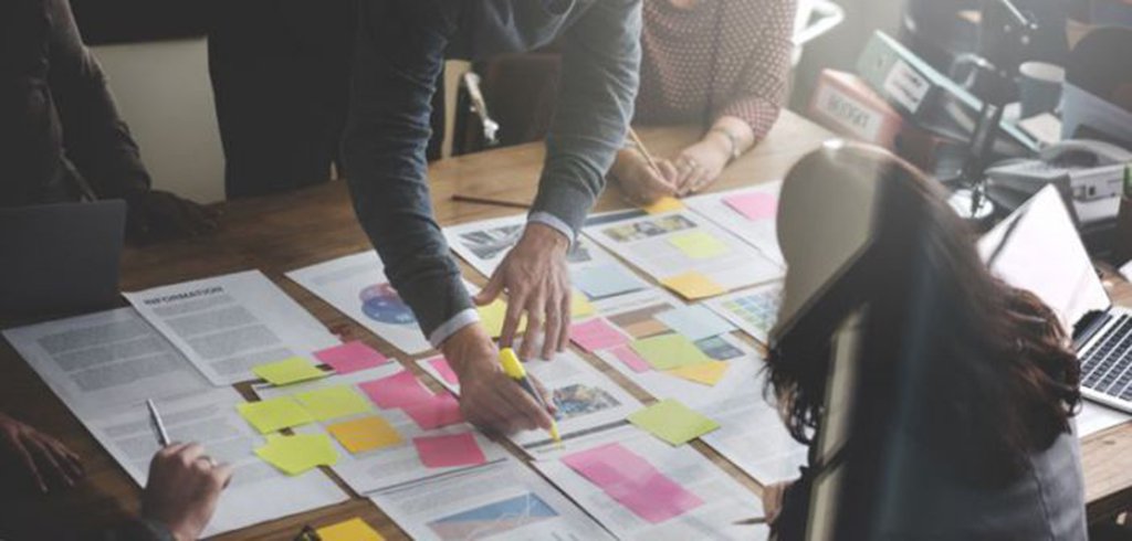 "Tive uma conversa muito interessante recentemente com um empreendedor que trabalha em uma grande empresa de tecnologia americana, no Rio de Janeiro. Ele acaba de vender o MVP da startup dele (que ele começou no começo do ano) por R$ 120 mil, para uma outra startup do ramo", relata Felipe Moreno, editor-chefe do StartSe e fundador da startup Middi; "Embora eu não possa revelar o nome ou da startup sem que ele tenha alguns problemas pessoais por conta disso, posso contar um pouco sobre a “técnica” que permitiu com que ele montasse a startup dele e vendesse em tempo recorde. Enquanto manteve o emprego na empresa"; confira